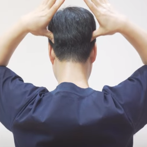 후두하근 지압하는 모습 이미지 